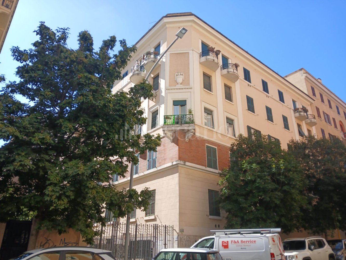 2 rooms Commercial property in Rome, Italy No. 311332