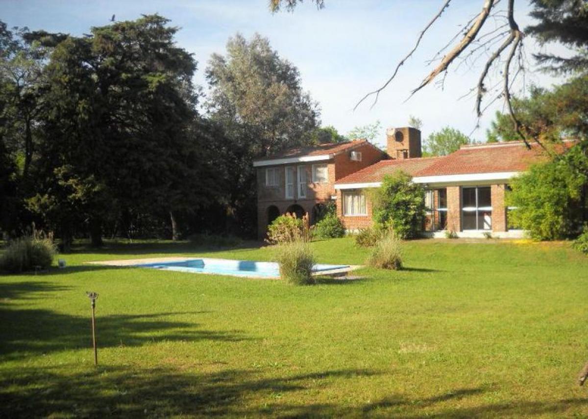 3 bedrooms House in Berazategui, Argentina No. 77410