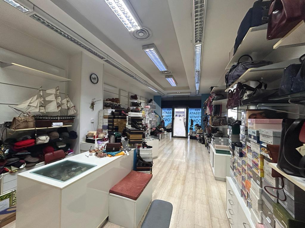 2-salle Propriété commerciale à Monza, Italy No. 208412