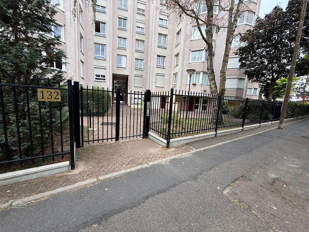 3 bedrooms Apartment in Sartrouville, France No. 296051