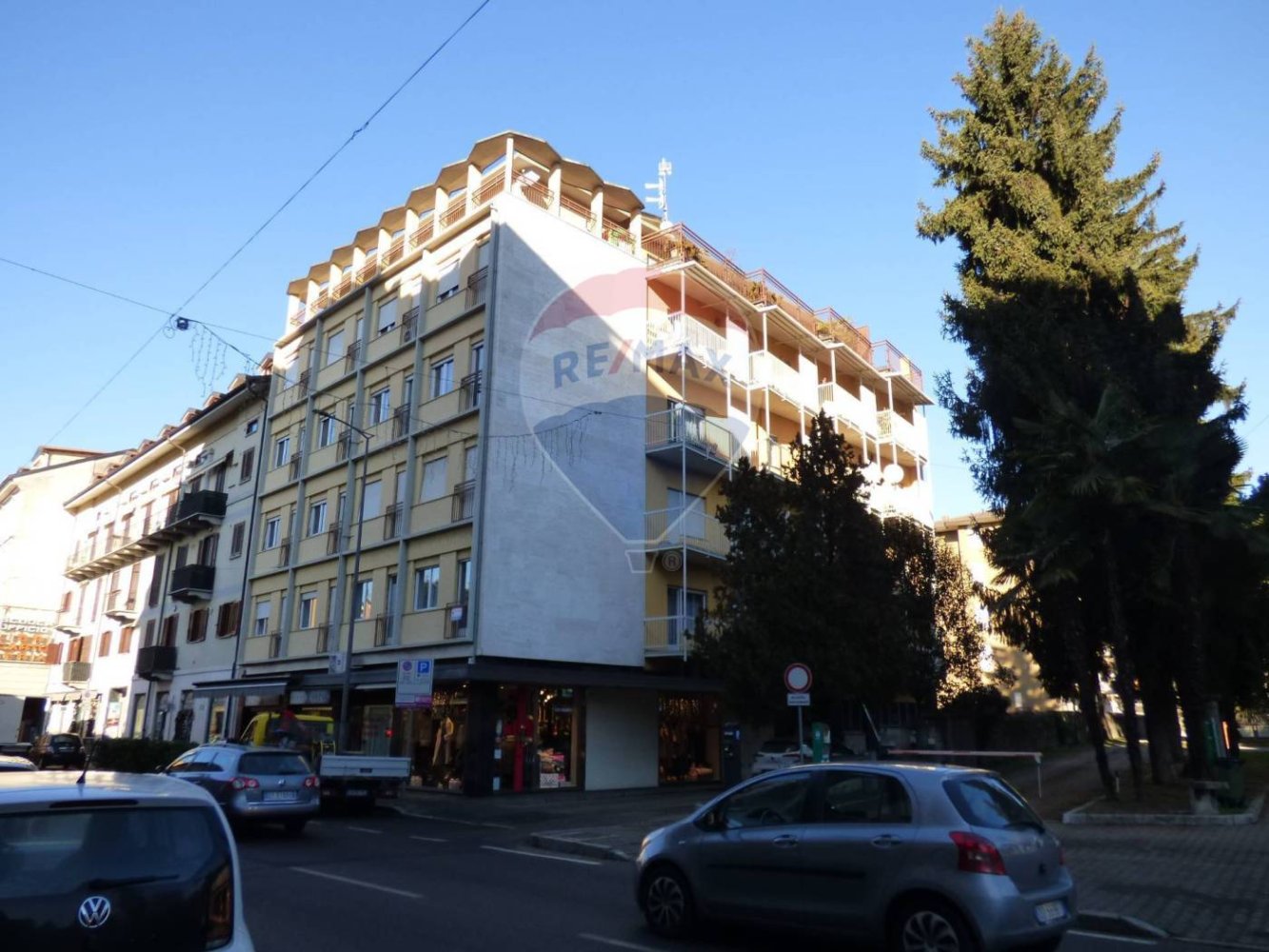 3 bedrooms Apartment in Luino, Italy No. 223351