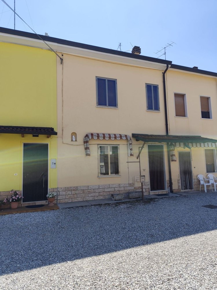 5 rooms House in Verona, Italy No. 273136