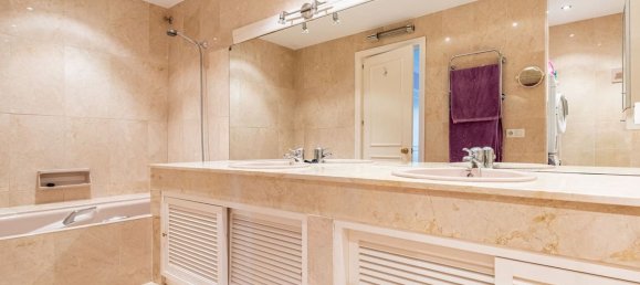 Apartamento de 3 dormitorios en Marbella, Spain No. 180755 15