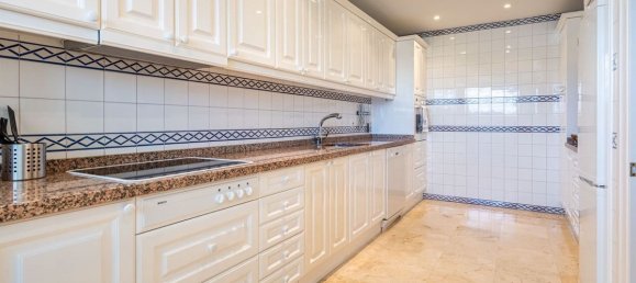Apartamento de 3 dormitorios en Marbella, Spain No. 180755 9