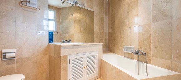 Apartamento de 3 dormitorios en Marbella, Spain No. 180755 14