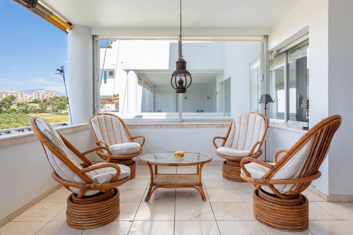 Apartamento de 3 dormitorios en Marbella, Spain No. 180755