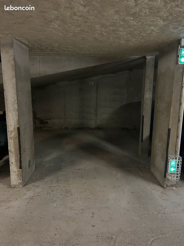  Parking in Villeurbanne, France No. 340864