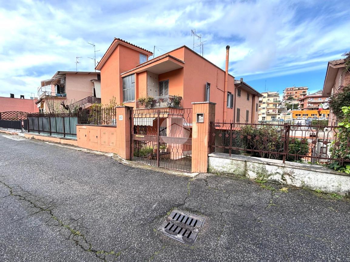 3 rooms Apartment in Rome, Italy No. 233172