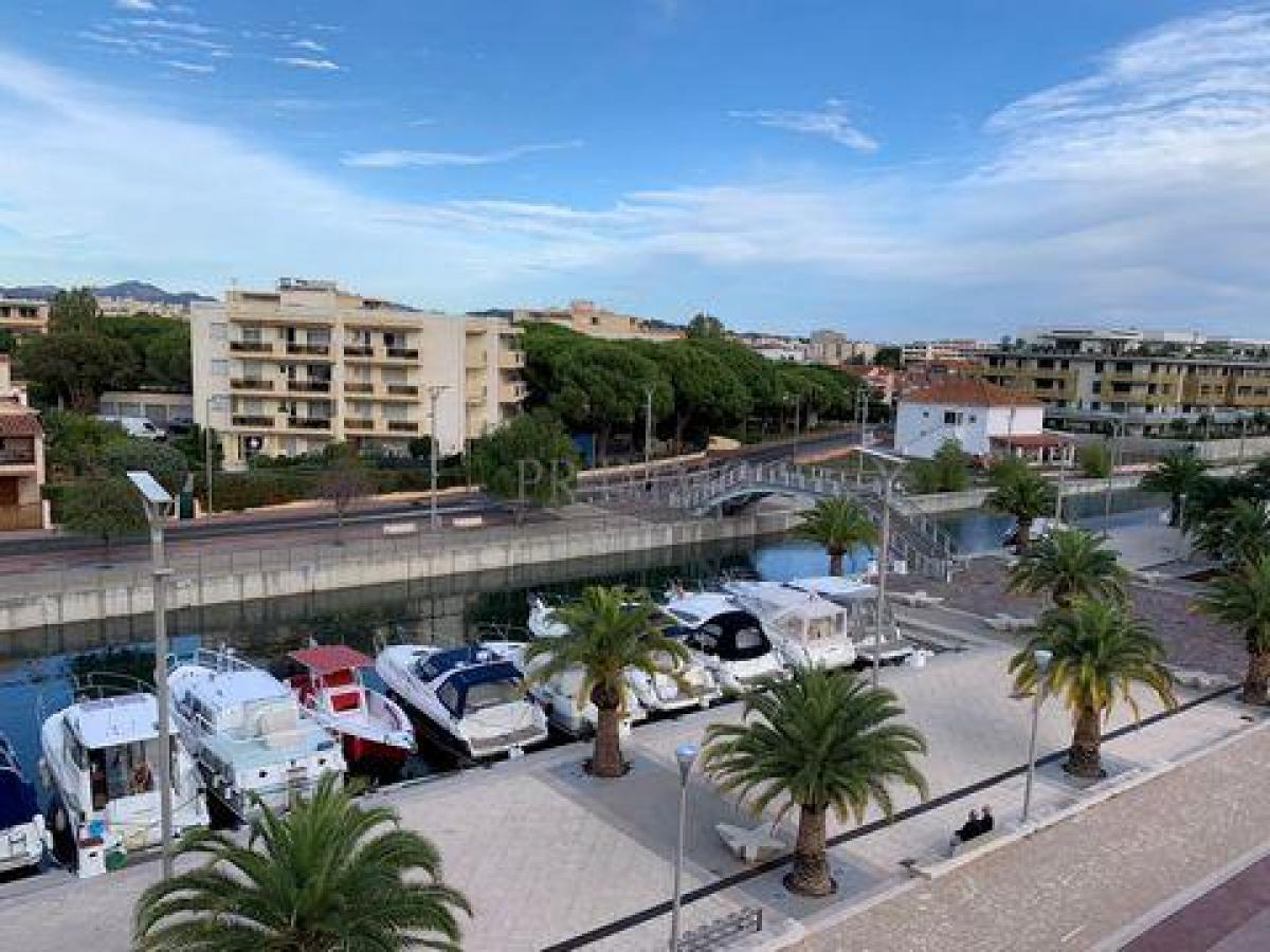 2 bedrooms Condo in Frejus, France No. 13888
