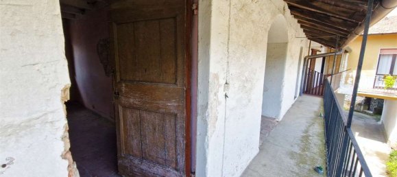 6 rooms House in Cocquio-Trevisago, Italy No. 279432 14