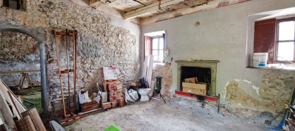 6 rooms House in Cocquio-Trevisago, Italy No. 279432 33