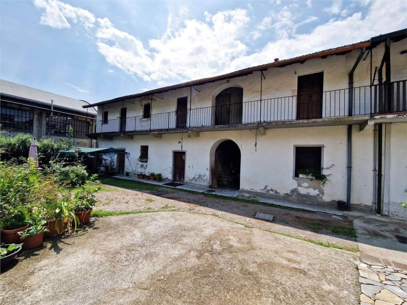 6 rooms House in Cocquio-Trevisago, Italy No. 279432