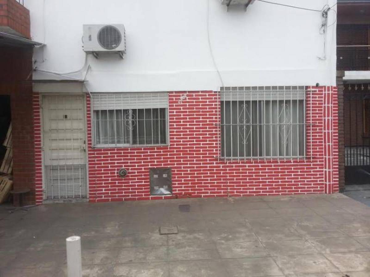 2 bedrooms House in Lanus, Argentina No. 20547