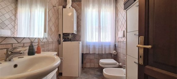 5 rooms Apartment in Modena, Italy No. 213432 15
