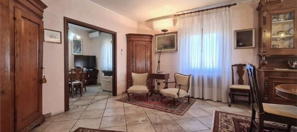 5 rooms Apartment in Modena, Italy No. 213432 9