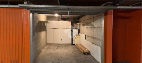 1-salle Garage à Bergamo, Italy No. 25155 4