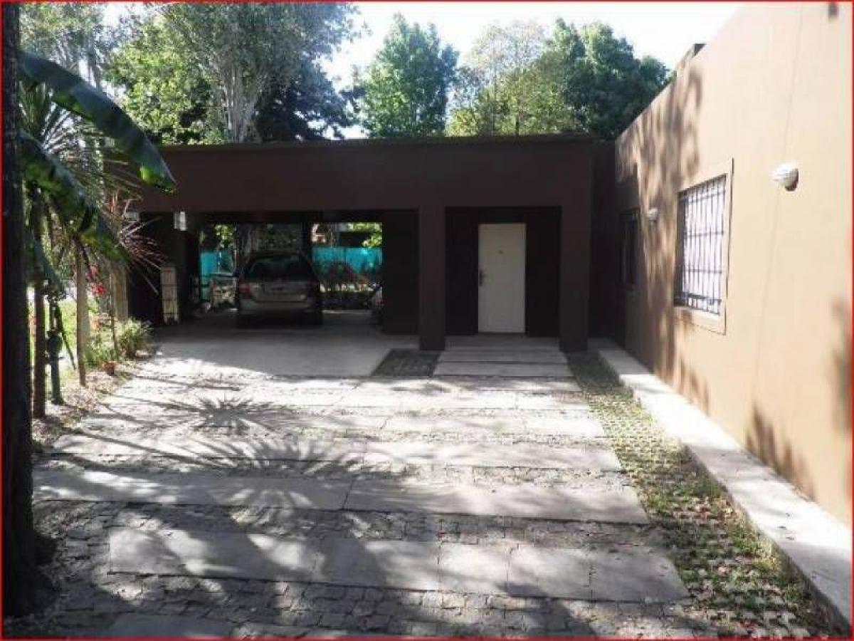 3 bedrooms House in Berazategui, Argentina No. 21429