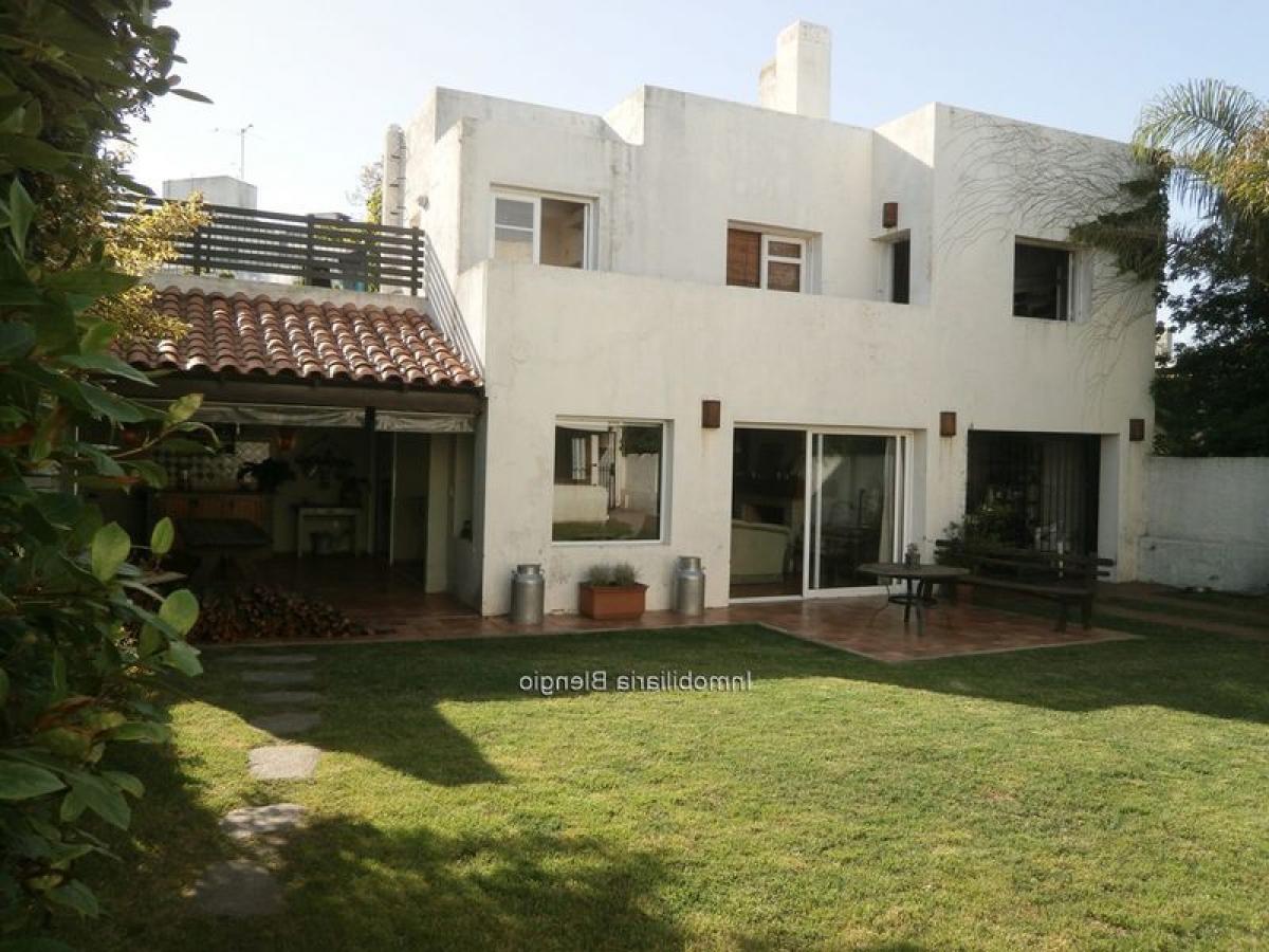 4 bedrooms House in Montevideo, Uruguay No. 3150