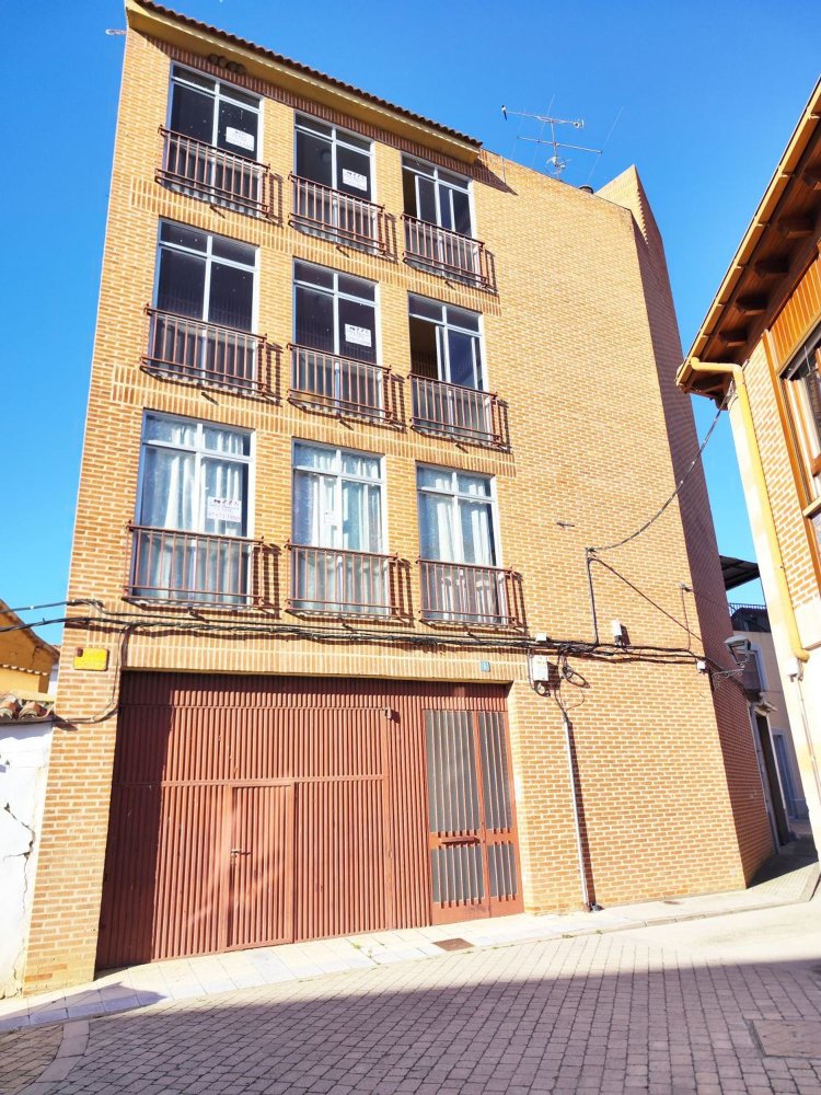 361m² Building in Villamuriel de Cerrato, Spain No. 70308