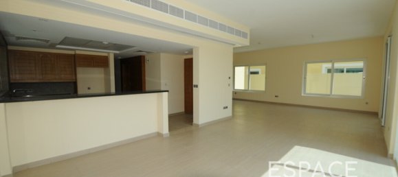 Вилла с 4 спальнями в Jumeirah Park, Дубай, ОАЭ № 106099 3