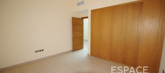 Вилла с 4 спальнями в Jumeirah Park, Дубай, ОАЭ № 106099 12