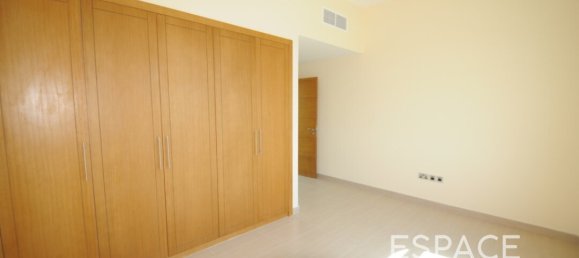 Вилла с 4 спальнями в Jumeirah Park, Дубай, ОАЭ № 106099 13