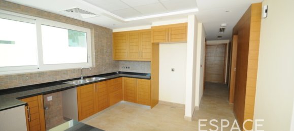 Вилла с 4 спальнями в Jumeirah Park, Дубай, ОАЭ № 106099 6