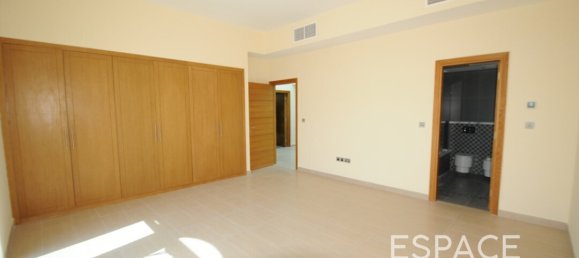 Вилла с 4 спальнями в Jumeirah Park, Дубай, ОАЭ № 106099 9