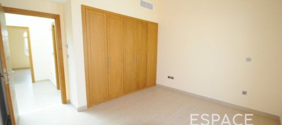Вилла с 4 спальнями в Jumeirah Park, Дубай, ОАЭ № 106099 11