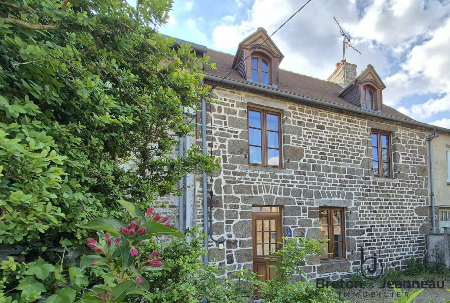 3 bedrooms House in Mayenne, France No. 357666