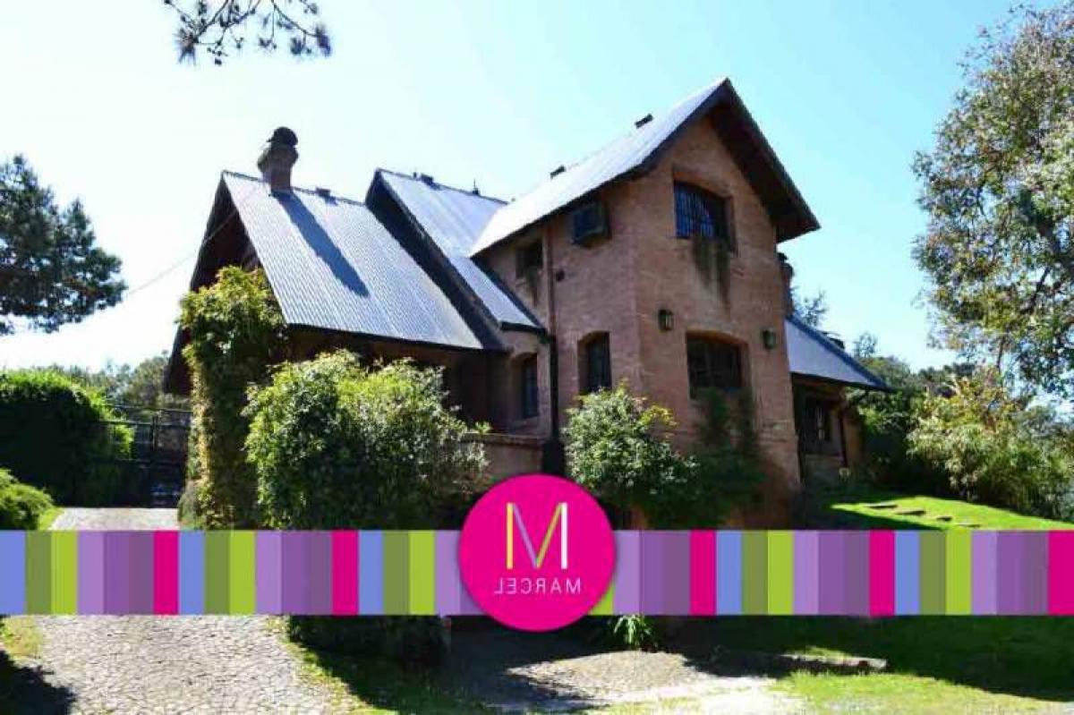 4 bedrooms House in Mar del Plata, Argentina No. 103319