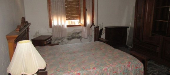4 rooms House in Carrara, Italy No. 48139 27