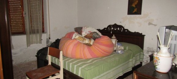 4 rooms House in Carrara, Italy No. 48139 23