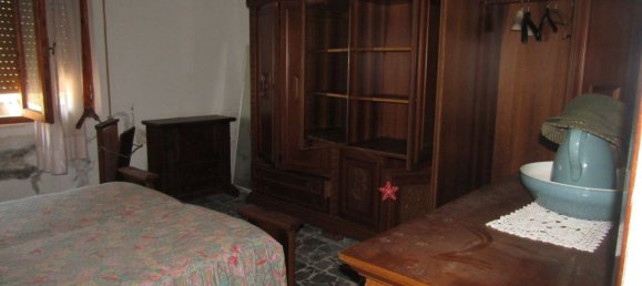 4 rooms House in Carrara, Italy No. 48139 10