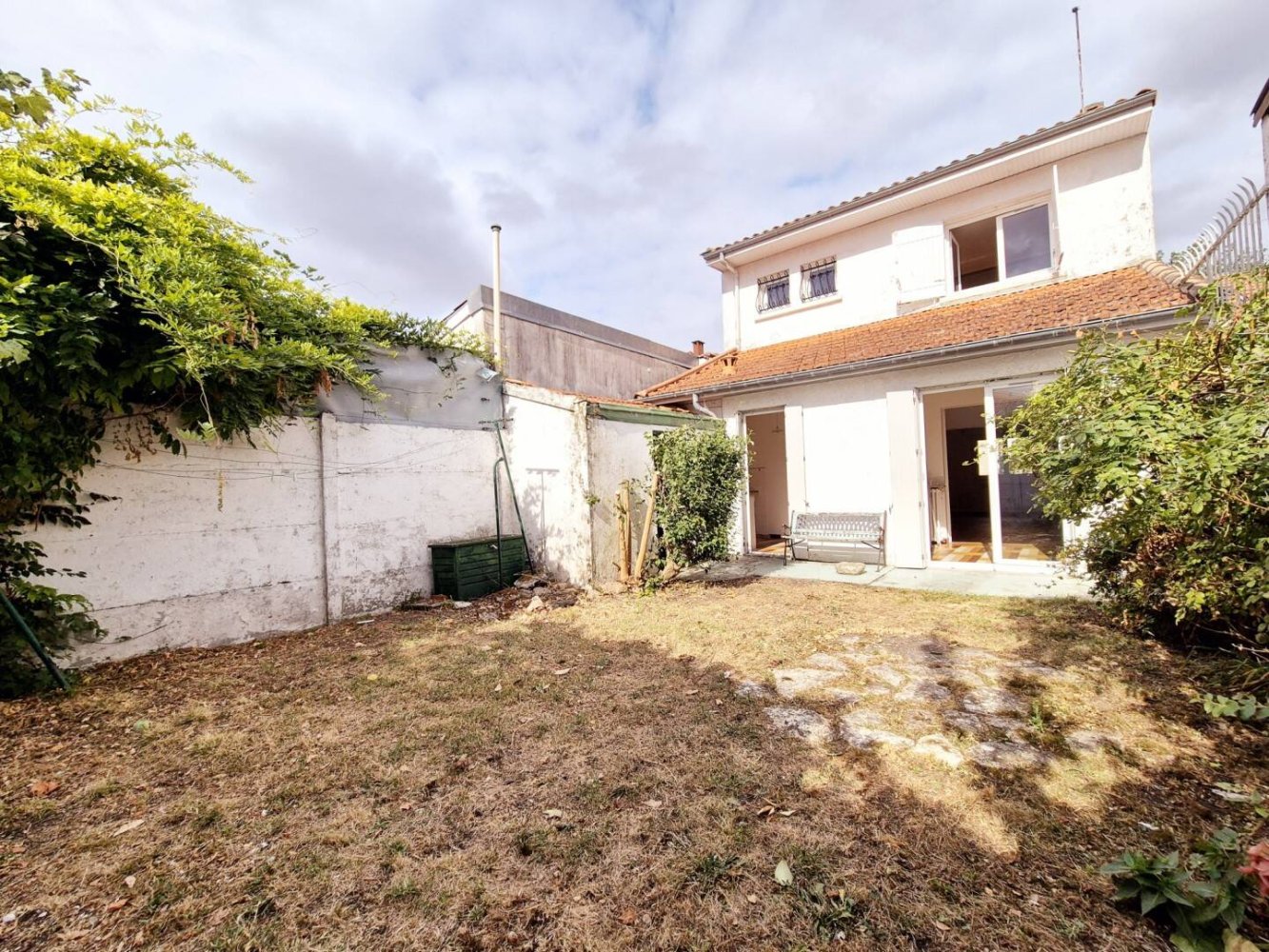2 bedrooms Villa in Talence, France No. 297802