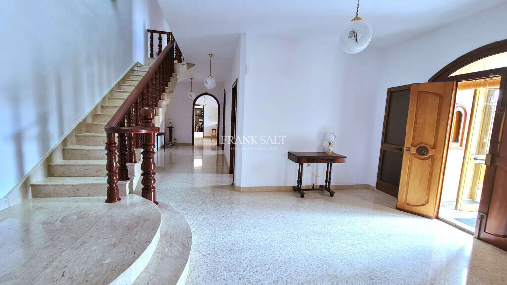 4 bedrooms Villa in Pembroke, Malta No. 11481
