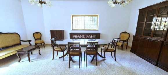 4 bedrooms Villa in Pembroke, Malta No. 11481 3