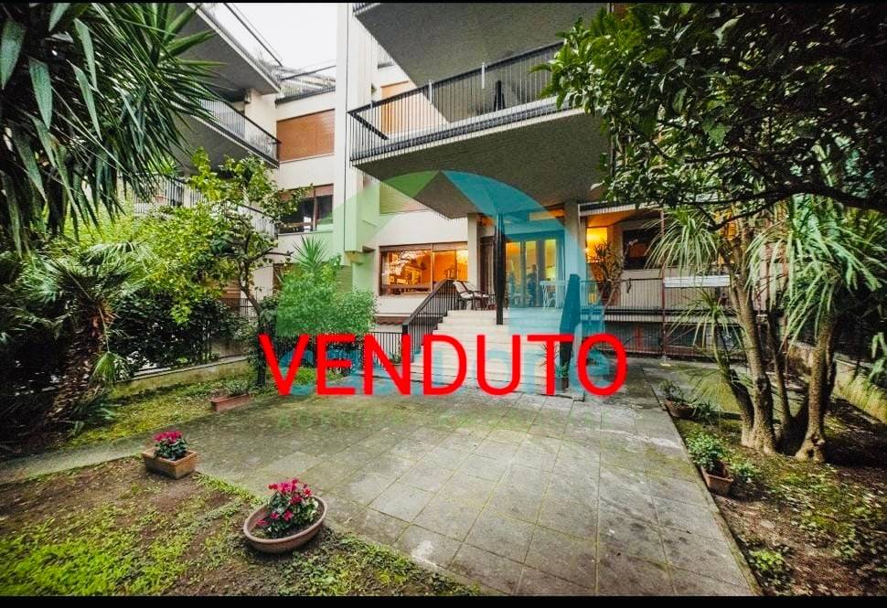 4 bedrooms Apartment in Rome, Italy No. 168925