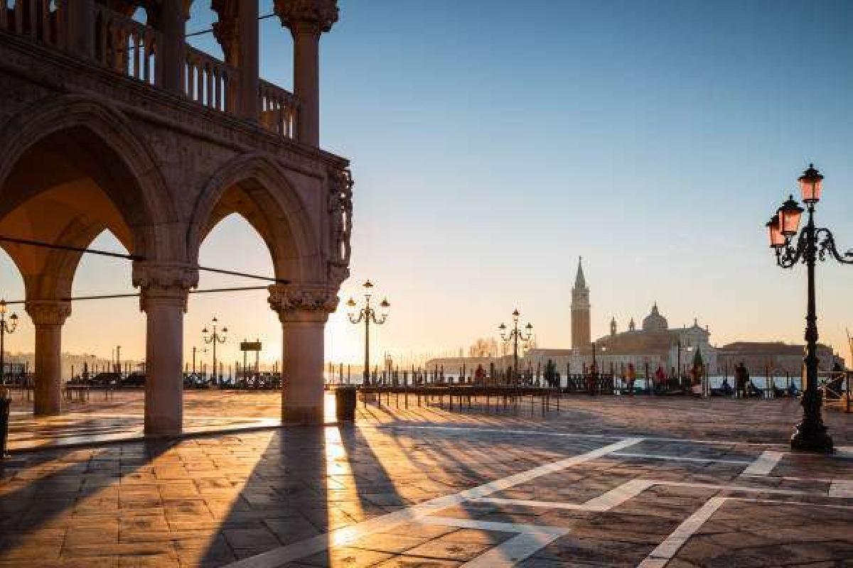 9 rooms Commercial property in Venice, Italy No. 61850