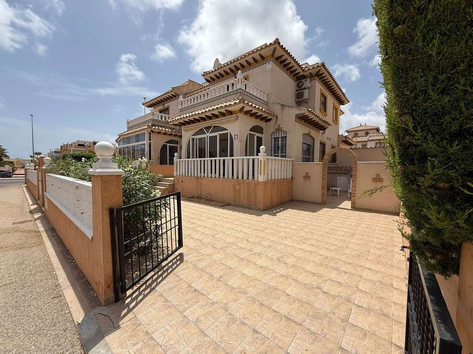 3 غرف نوم فيلا في Cabo Roig, Spain رقم 263896
