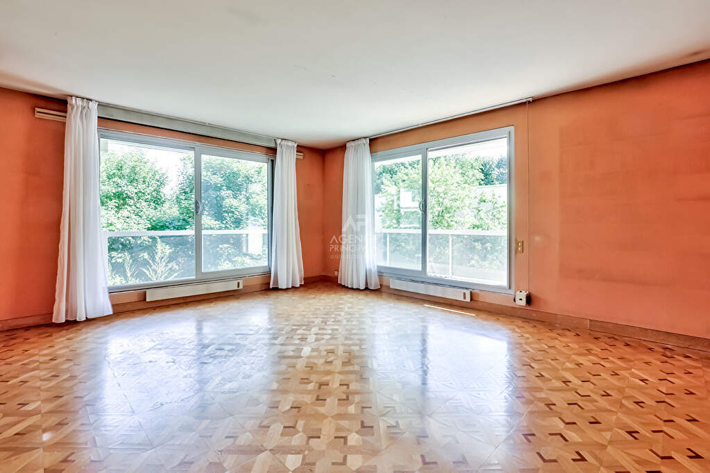 2 bedrooms Apartment in Suresnes, France No. 165015
