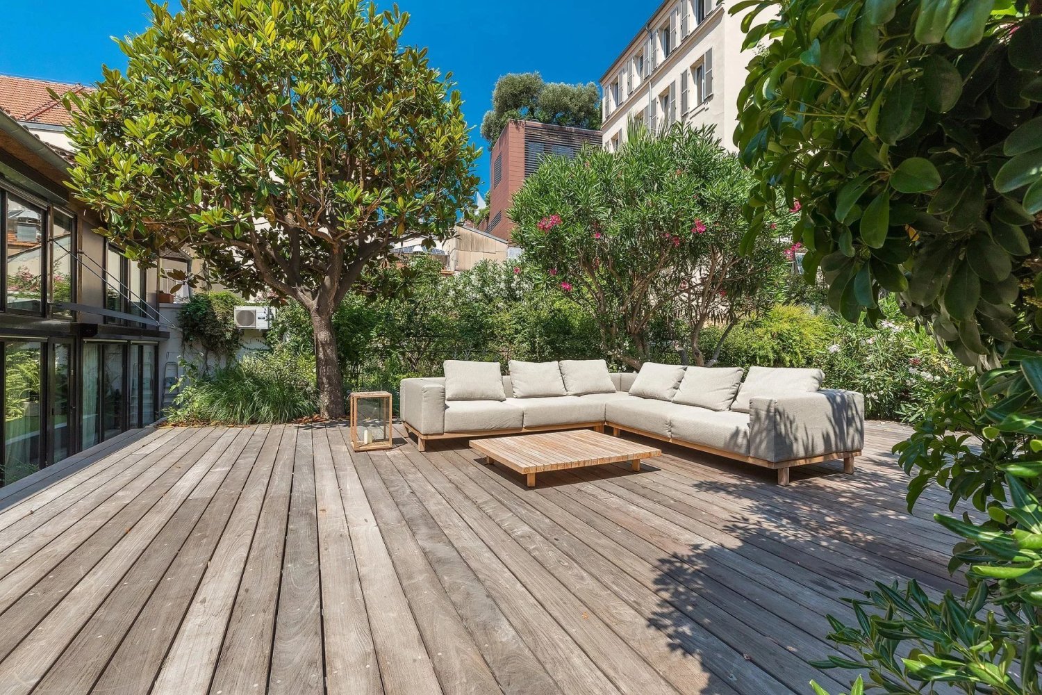 4 bedrooms Commercial property in Cannes, France No. 38275