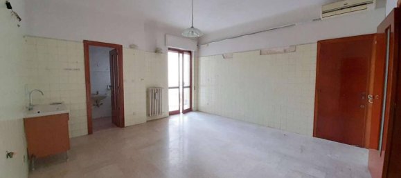 6-salle Appartement à Taranto, Italy No. 17394 11