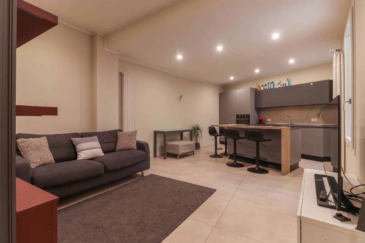 3 rooms Apartment in Bologna, Italy No. 35048