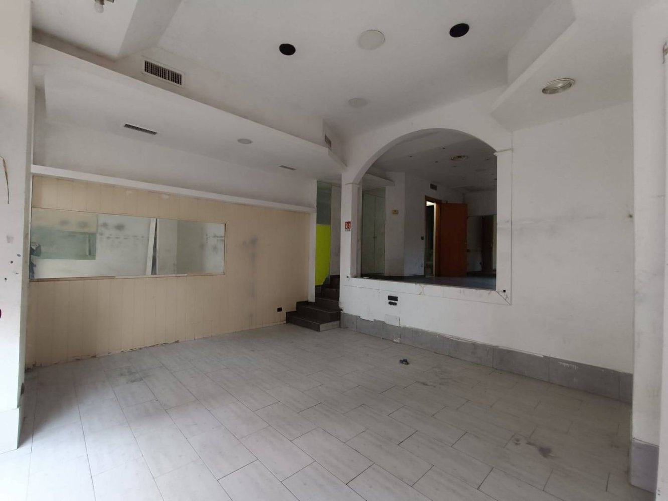  عقار تجاري في Milan, Italy 55متر مربع رقم 244371