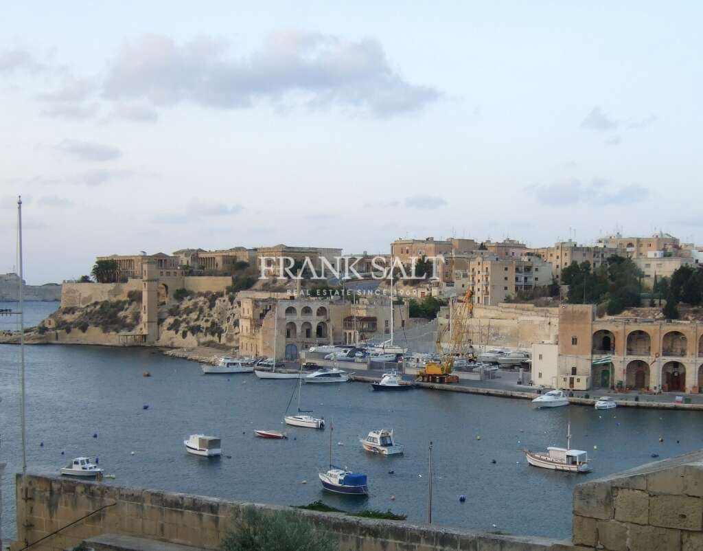 Квартира с 3 спальнями в Биргу, Мальта № 8455