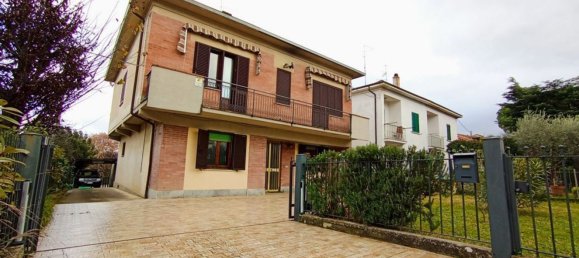 8 rooms House in Foiano della Chiana, Italy No. 228397 3