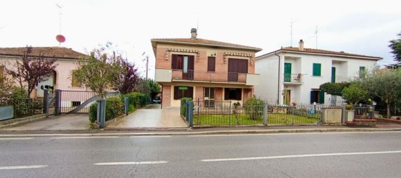 8 rooms House in Foiano della Chiana, Italy No. 228397 5