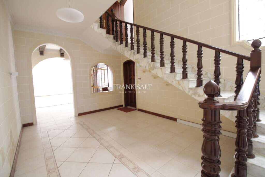 Bureau à Luqa, Malta 250m² No. 12620