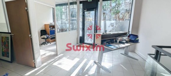 120m² Commercial property in Paris, France No. 169952 3